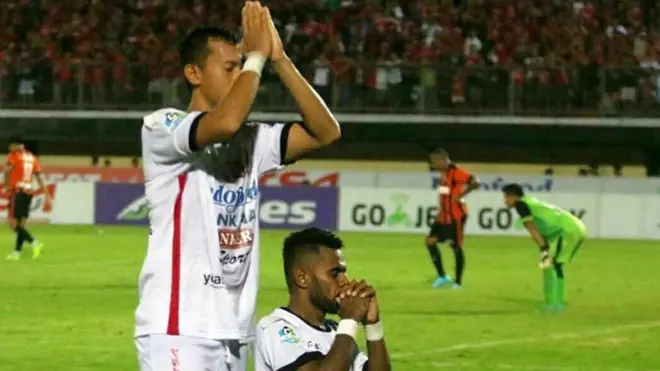 Ngurah Nanak, Yabes Roni (tengah) dan Miftahul Hamdi merayakan gol dengan keyakinan agama masing-masing