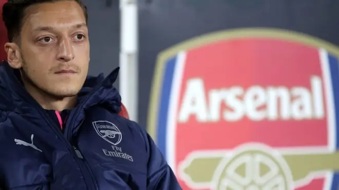 أوزيل بجوار شعار أرسنال