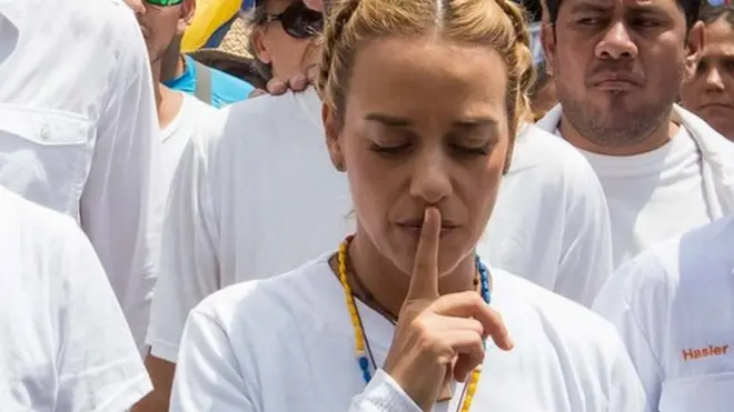 En la manifestación participó Lilian Tintori (der), esposa del político preso Leopoldo López, y otras figuras de la oposición venezolana.