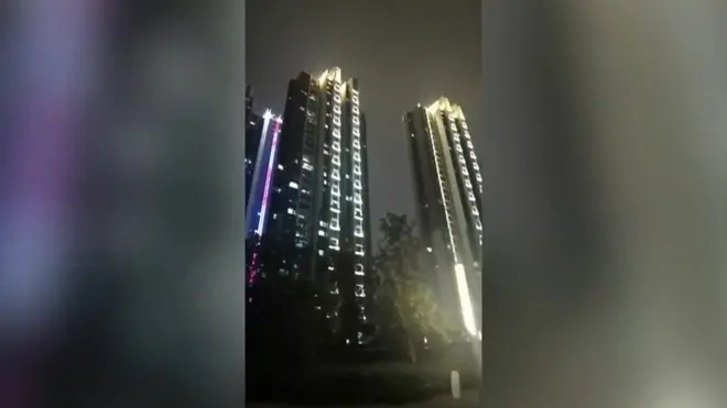 "الشدة يا ووهان!" المدينة الصينية المصابة بالفيروس تشجع نفسها بالغناء من النوافذ!