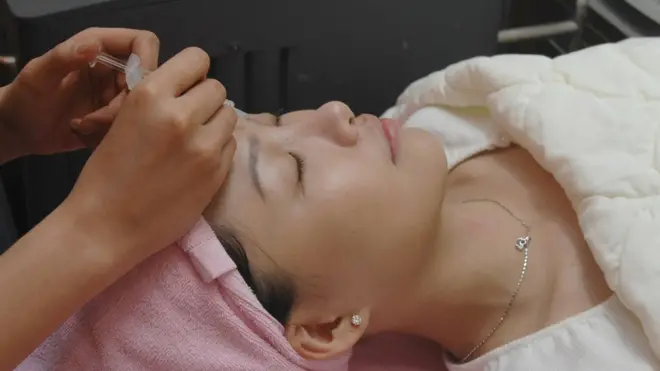 چین میں پلاسٹک سرجری کا رجحان بڑھ رہا ہے، جس میں تنخواہوں میں اضافے، مغرب کا غلبہ اور سماجی رابطوں کی ویب سائٹس پر اچھا دکھنے کی خواہش کا خاصہ عمل دخل ہے