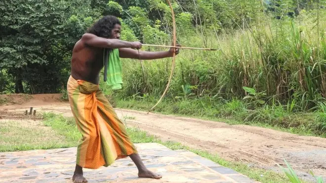 గునబండిలాత్తో పర్యాటకులకు గైడ్‌గా వ్యవహరిస్తూ వెడ్డాల వేట నైపుణ్యాలను ప్రదర్శిస్తుంటారు