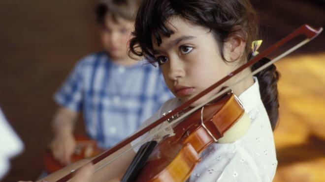 Хлопчик грає на скрипці