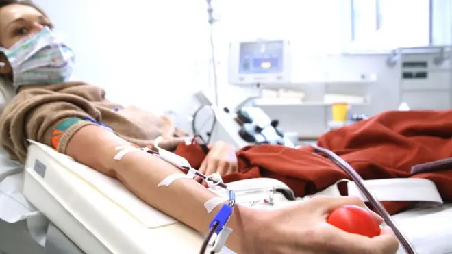 Terapi plasma darah, yang kini tengah diteliti, diharapkan menjadi salah satu opsi pengobatan. Namun peneliti memberi beberapa catatan.