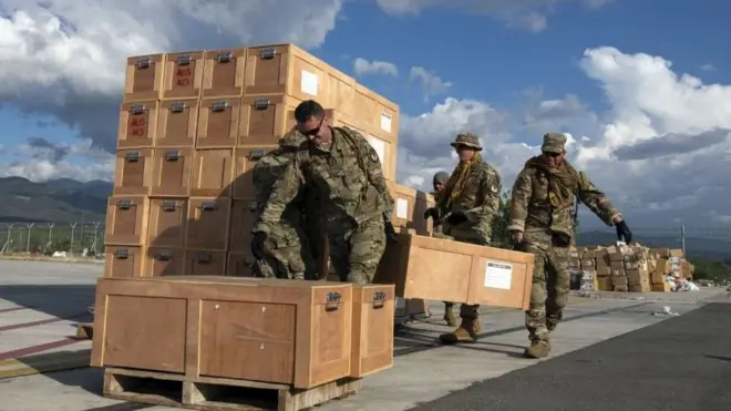 Sejumlah tentara Amerika Serikat tengah menurunkan bantuan di Bandar udara Mutiara Sis Al Jufri, Kota Palu, 8 Oktober 2018.