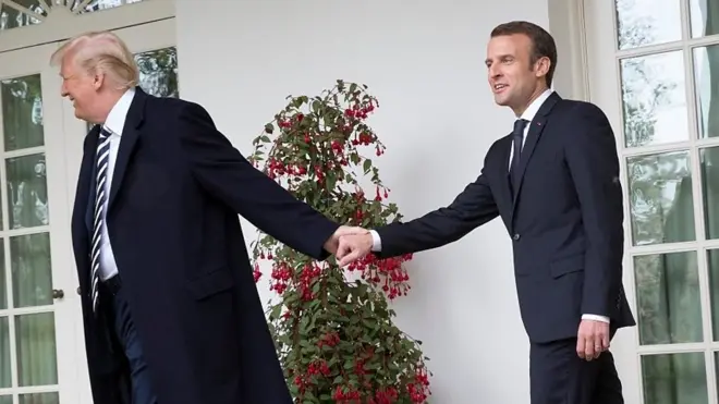 Мова тіла Дональда Трампа й Еммануеля Макрона свідчить про глибоку приязнь