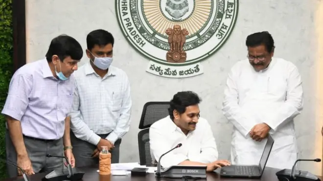 వర్చువల్ పద్ధతిలో ఇళ్ల నిర్మాణానికి శంకుస్థాపన చేస్తున్న సీఎం జగన్