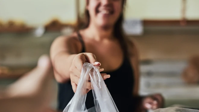 Las bolsas plásticas tardan cientos de años en descomponerse, según estimaciones. Su creador jamás pensó que la gente las botaría luego de usarlas una vez.