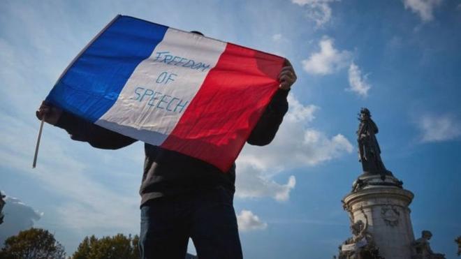 تظاهر الآلاف في فرنسا بعد ذبح مدرس قام بعرض رسوم كاريكاتورية للنبي محمد