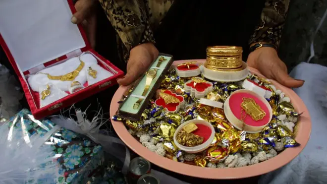 د غزني ښار ته څېرمه روضې کلي یوې ځايي شورا اوس وايي، د لوړ ولور او بې ځایه لګښتونو ستونزې هواري لپاره یې اقدام کړی دی.