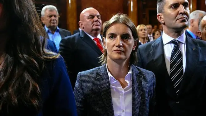 Ana Brnabic, de 41 años, no está vinculada a ningún partido político y asumió su primer trabajo gubernamental en 2016.