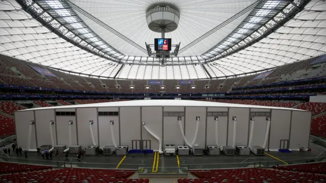 Саммит проходит на Национальном стадионе в Варшаве, который находится под усиленной охраной