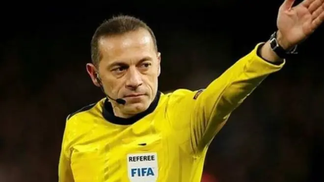 Cuneyt Cakirr bụ onye ogbu bọọlụ nke uwku n'asọmpị dị iche iche