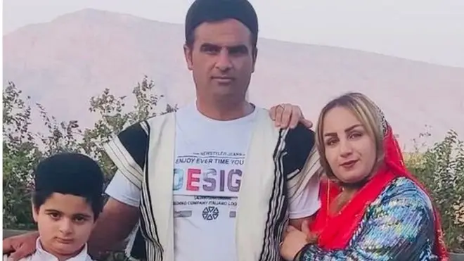 کیان پیرفلک که به ضرب گلوله ماموران جمهوری اسلامی کشته شد در کنار پدر و مادرش. به گفته اعضای خانواده پدر کیان (نفر وسط) به دلیل ضربات ناشی از گلوله، «عملا توانایی حرکتی از ناحیه پایین‌تنه ندارد و حتی نمی‌تواند بنشیند»