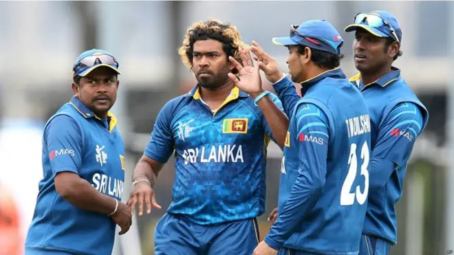 ලසිත් මාලිංග (වමේ) සහ ඇන්ජලෝ මැතිව්ස් (දකුණේ)