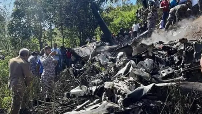 ගුවන් හමුදා යානයක් කඩා වැටේ