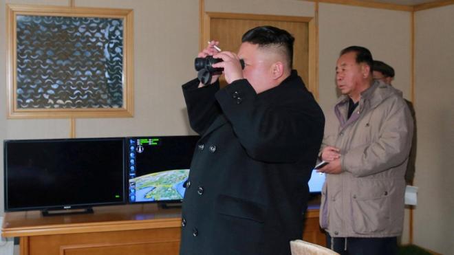 Ким Чен Ын во время испытаний ракеты зимой 2017 года