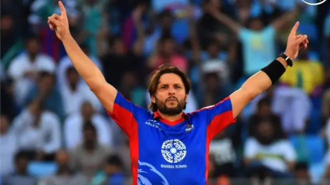 شاہد آفریدی نے چار اوورز میں 18 رنز دے کر 3 وکٹیں لیں۔