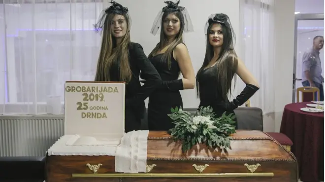 Госте су дочекале хостесе у црним хаљинама и торта у облику - ковчега