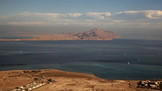 تقع جزيرتا تيران وصنافير الاستراتيجيتان عند مدخل خليج العقبة بالبحر الأحمر.