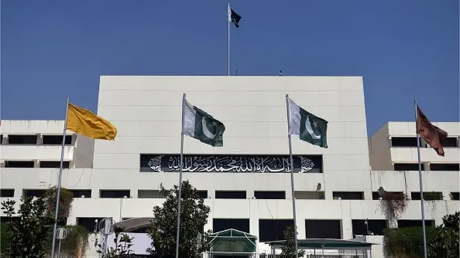 عام انتخابات نگران حکومت کے تحت منعقد کیے جاتے ہیں جو انتقالِ اقتدار تک اپنے فرائض انجام دے گی۔