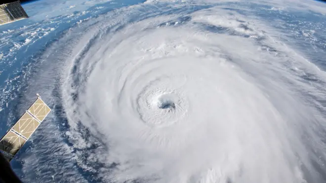 Florence avanza por el Atlántico hacia la costa de Estados Unidos con vientos máximos sostenidos de 175 kilómetros y a una velocidad de 28 km por hora.