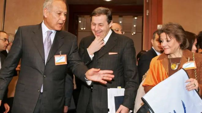 وزير التجارة السابق رشيد محمد رشيد (منتصف الصورة) مع وزيرين سابقين في عهد مبارك