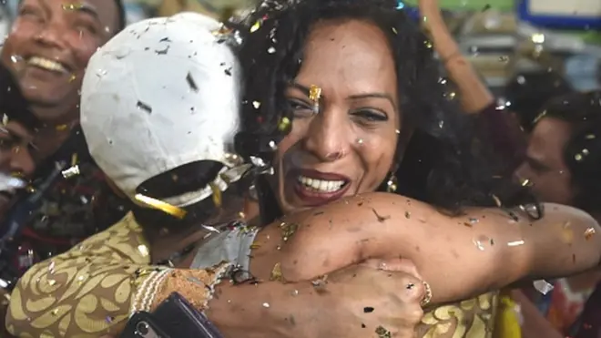 जश्न मनाते समलैंगिक