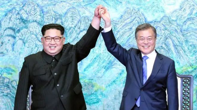 وقع الرئيسان الكوريان في إعلان بانمونغوم من أجل السلام والازدهار والتوحيد في شبه الجزيرة الكورية خلال قمة الكوريتين في دار السلام في 27 أبريل/نيسان 2018 في بانمونغوم، كوريا الجنوبية