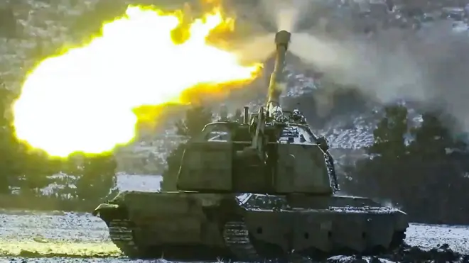 Imagen de un tanque de guerra disparando en la región de Donetsk, Ucrania, difundida por el Ministerio de Defensa de Rusia.