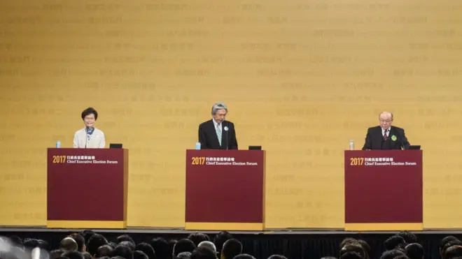 香港立法会在2015年否决了政府提出改革特首选举方式的建议，本届选举沿用上届的方法。