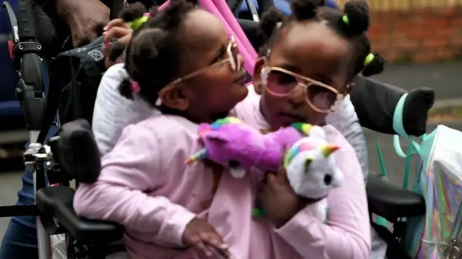 جڑواں بہنیں