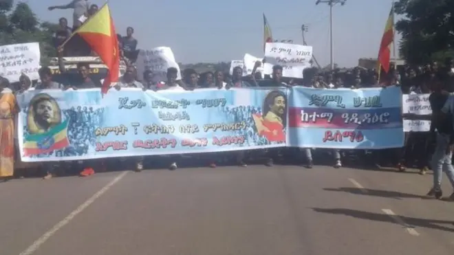 Miseensa poolisiin miidhaan saalaa dubartii irratti raawwate mormuun magaalaa Addii Daa'irootti hiriirri nagaa taasifamee ture