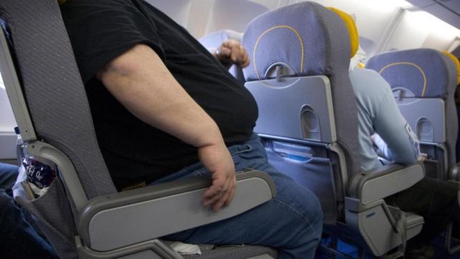 Obeso em avião