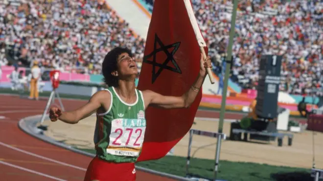 Nawal El Moutawakel franchgissant la ligne d'arrivee