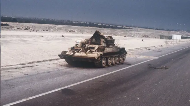Un char irakien laissé sur la route de Koweït City
