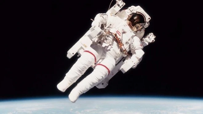 ผู้คนทั่วโลกต่างตื่นเต้นกับภาพขณะที่นายแมคแคนด์เลสบินเดี่ยวในอวกาศโดยไม่ใช้สายโยงเมื่อปี 1984
