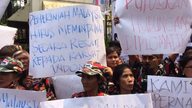 Mereka mengaku tahu bahwa Malaysia sudah meminta maaf, namun menuntut pemuatan di media massa sebagai iklan.