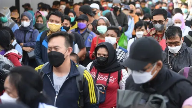 Antrean penumpang di Stasiun Tanah Abang, Senin (7/2).