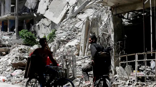 أحد شوارع دوما يسوده الدمار