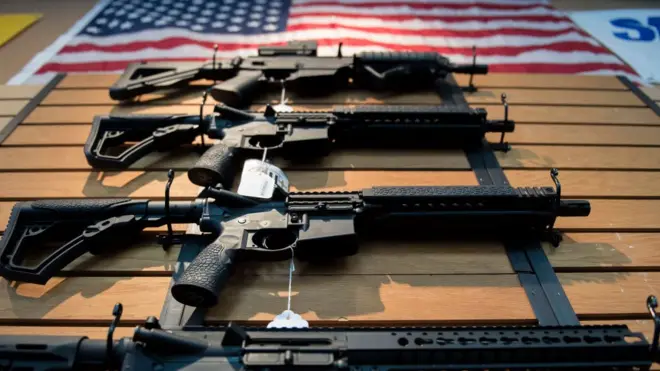 Izi ni inkoho zo mu bwoko bwa AR-15 ziri kw'isoko muri Virginia