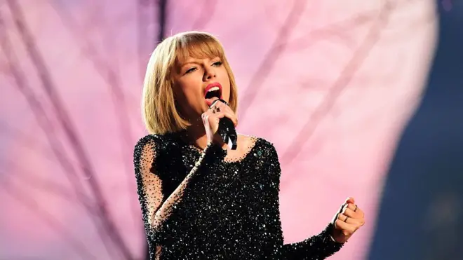 Taylor Swift dey perform.