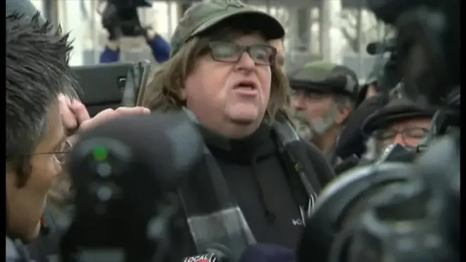 マイケル・ムーア監督は、種差別と貧困の問題だと