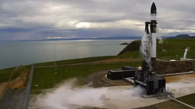 Peluncuran roket sempat tertunda beberapa hari akibat cuaca buruk.
