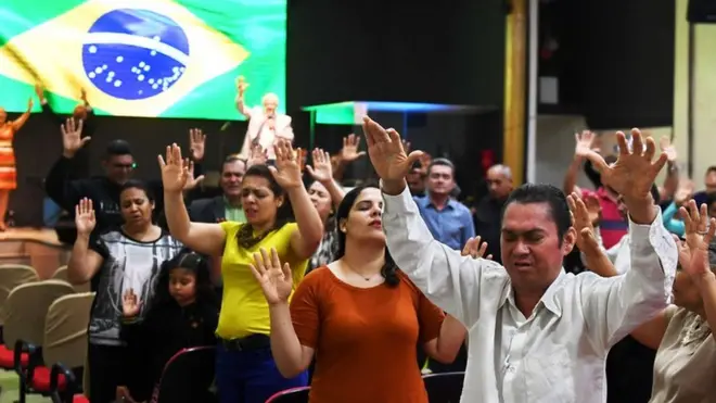 Fieles rezan en una iglesia evangélica en Brasilia, el 21 de septiembre de 2018, por la recuperación de la salud del candidato presidencial derechista brasileño Jair Bolsonaro.
