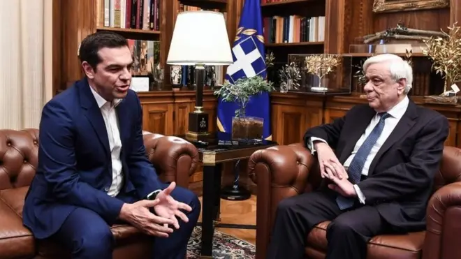Çipras (solda), Cumhurbaşkanı Prokopis Pavlopulos'a parlamentonun feshedilmesi ve seçimlerin erkene çekilmesi kararını sundu.