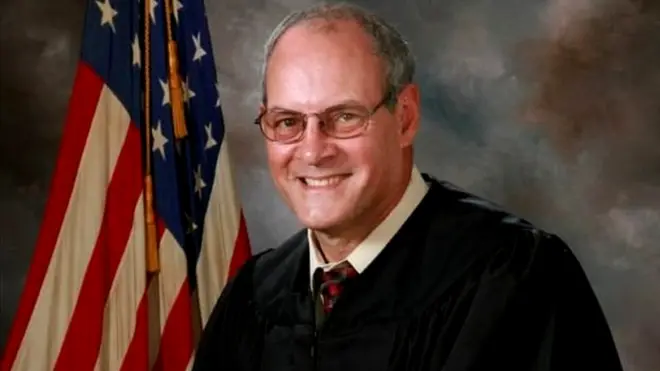 اس تصادم میں حملہ آور نے جج پر پانچ بارگولی چلائي اور جوابا جج نے بھی اتنی ہی بار اس پر بھی فائر کیا اور بالآخر حملہ آور ہلاک ہوگيا