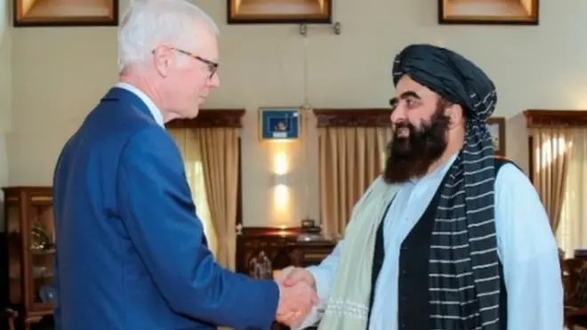 برطانوی وزیرِ اعظم بورس جانسن کے نمائندہ برائے افغانستان سائمن گاس کی امیر خان متقی سے ملاقات