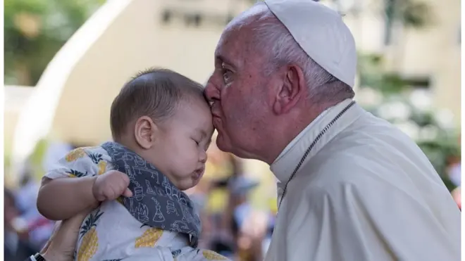 สมเด็จพระสันตะปาปาฟรานซิสจุมพิตเด็ก