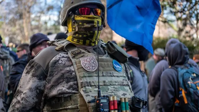 Un activista por los derechos de las armas desafía la ley de Virginia de no enmascararse en el mitin del Lobby Day.